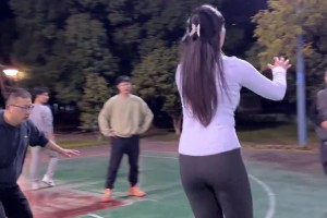 被她装到了！🙈野球场肘姐：你就说这球是不是绝杀吧！