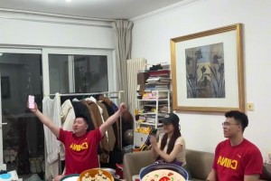 女解说丁楠和好友在家一起看中国男篮VS日本，这反应太真实了~