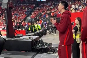 超级激动！中国男篮力克日本，赛后胡明轩兴奋地与队友们击掌！