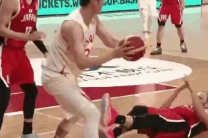 主场哨太明显了吧！胡金秋最后时刻这个动作，居然被吹违体犯规！